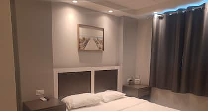 SUITE 101 - 4 PEOPLE (ADA COMPLIANT)