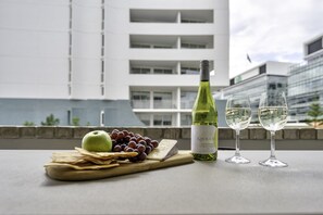 Outdoor dining - Waterside - Chic Living-Views-CBD-Free Parking (Newcastle)