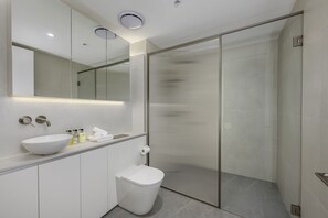 Shower, hair dryer, towels, soap - Waterside - Chic Living-Views-CBD-Free Parking (Newcastle)