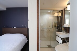 Rom, 1 queensize-seng, ikke-røyk | Safe på rommet, skrivebord og skrivebord for bærbar PC