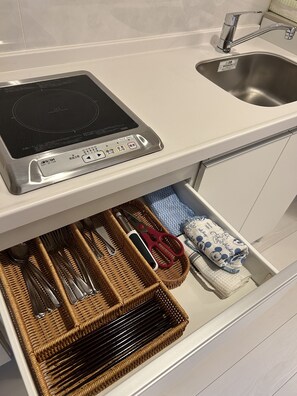 Frigorifero, microonde, piano cottura, bollitore elettrico