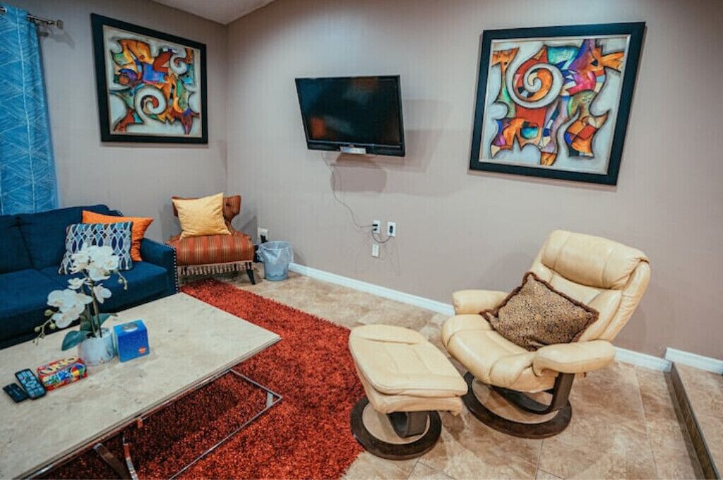 Cozy, Sleep 8, backyard, in the Heart of Tampa