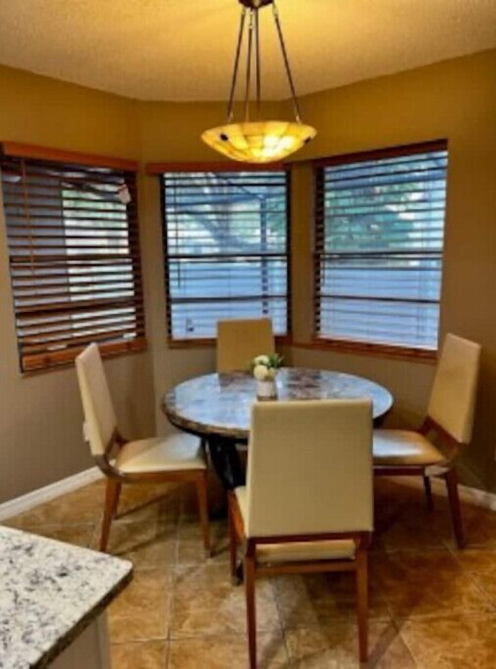 Cozy, Sleep 8, backyard, in the Heart of Tampa