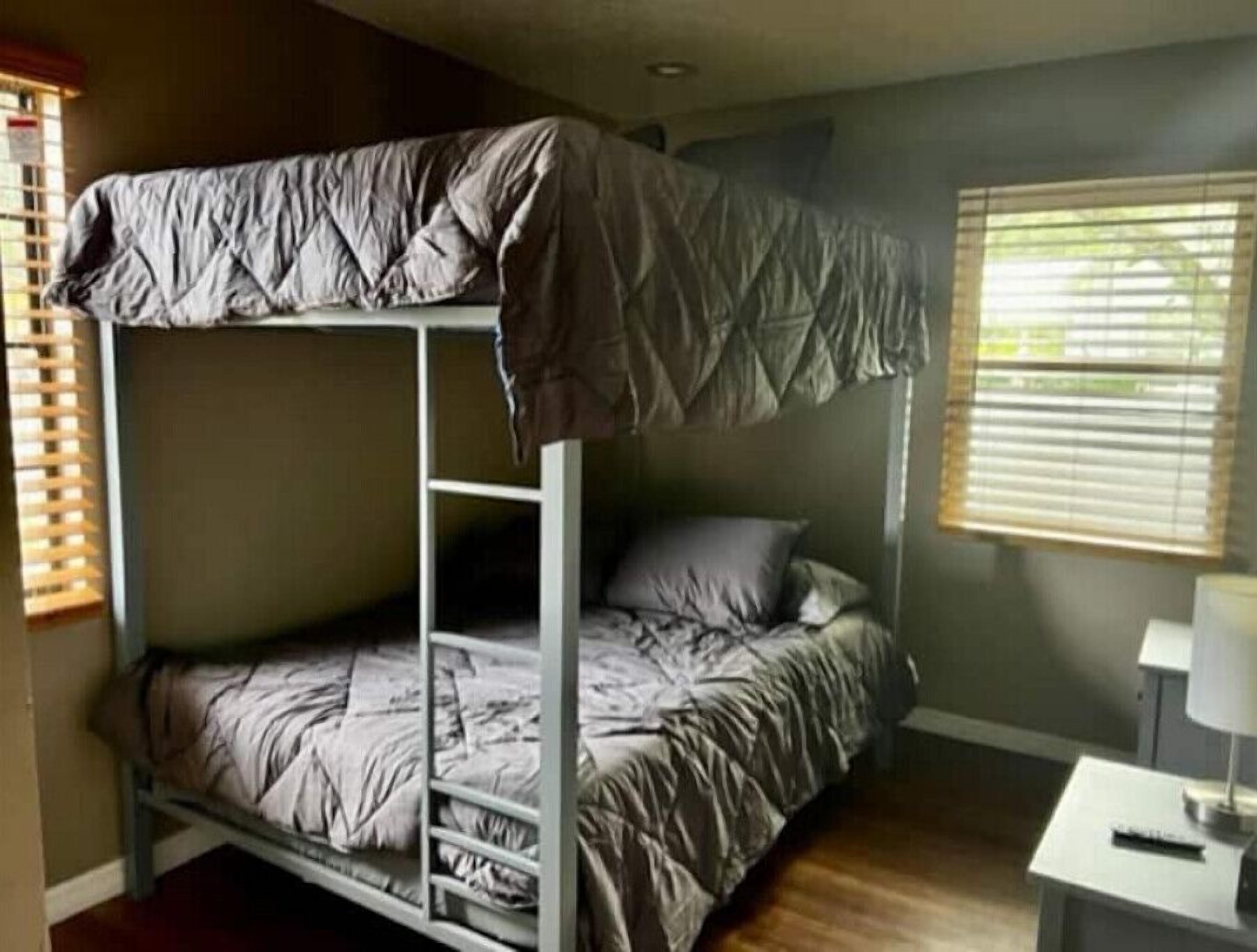 Cozy, Sleep 8, backyard, in the Heart of Tampa