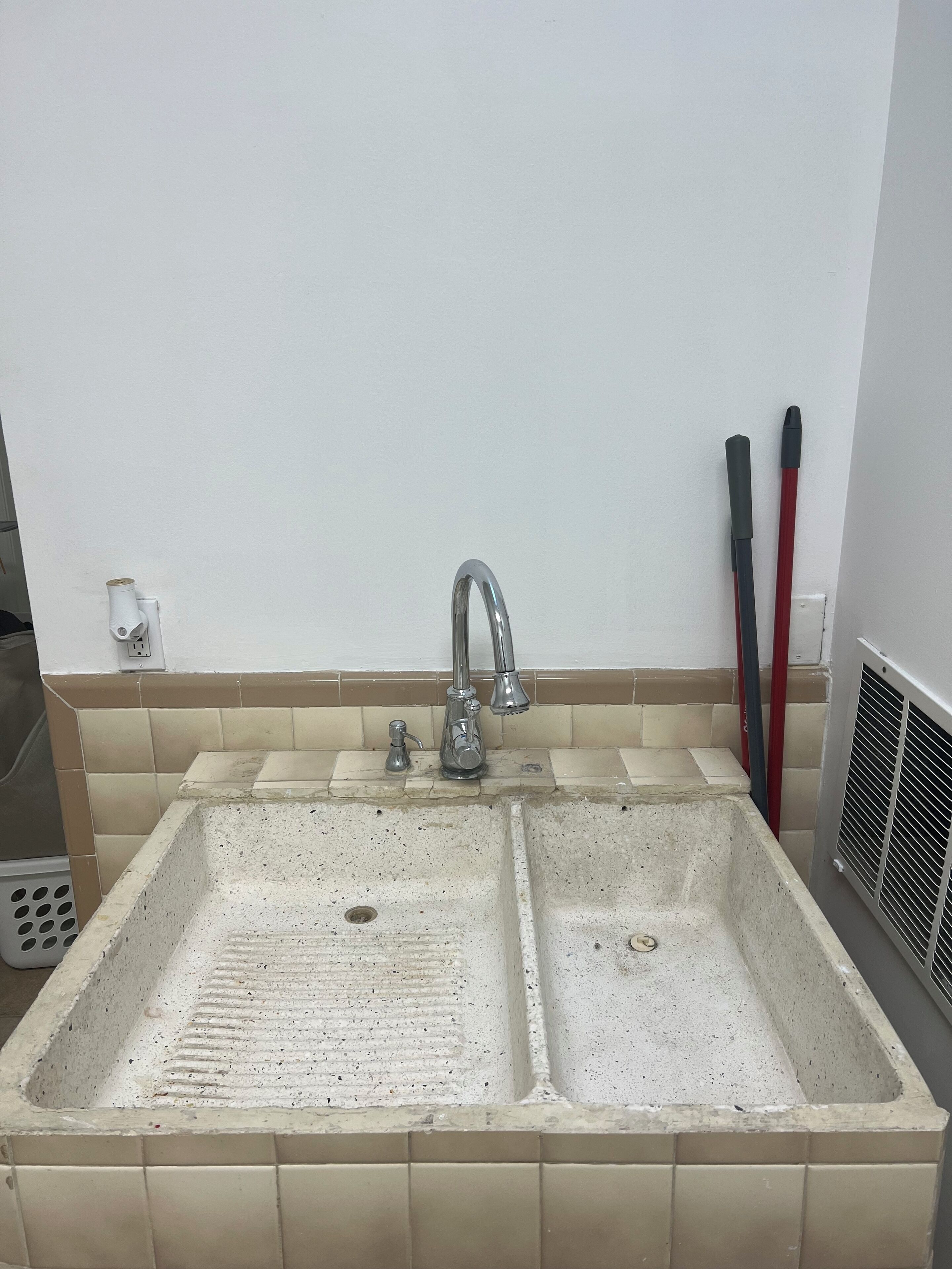 Mansion, 1st Floor for guests; large swimming pool, entertainment room; wet bar.