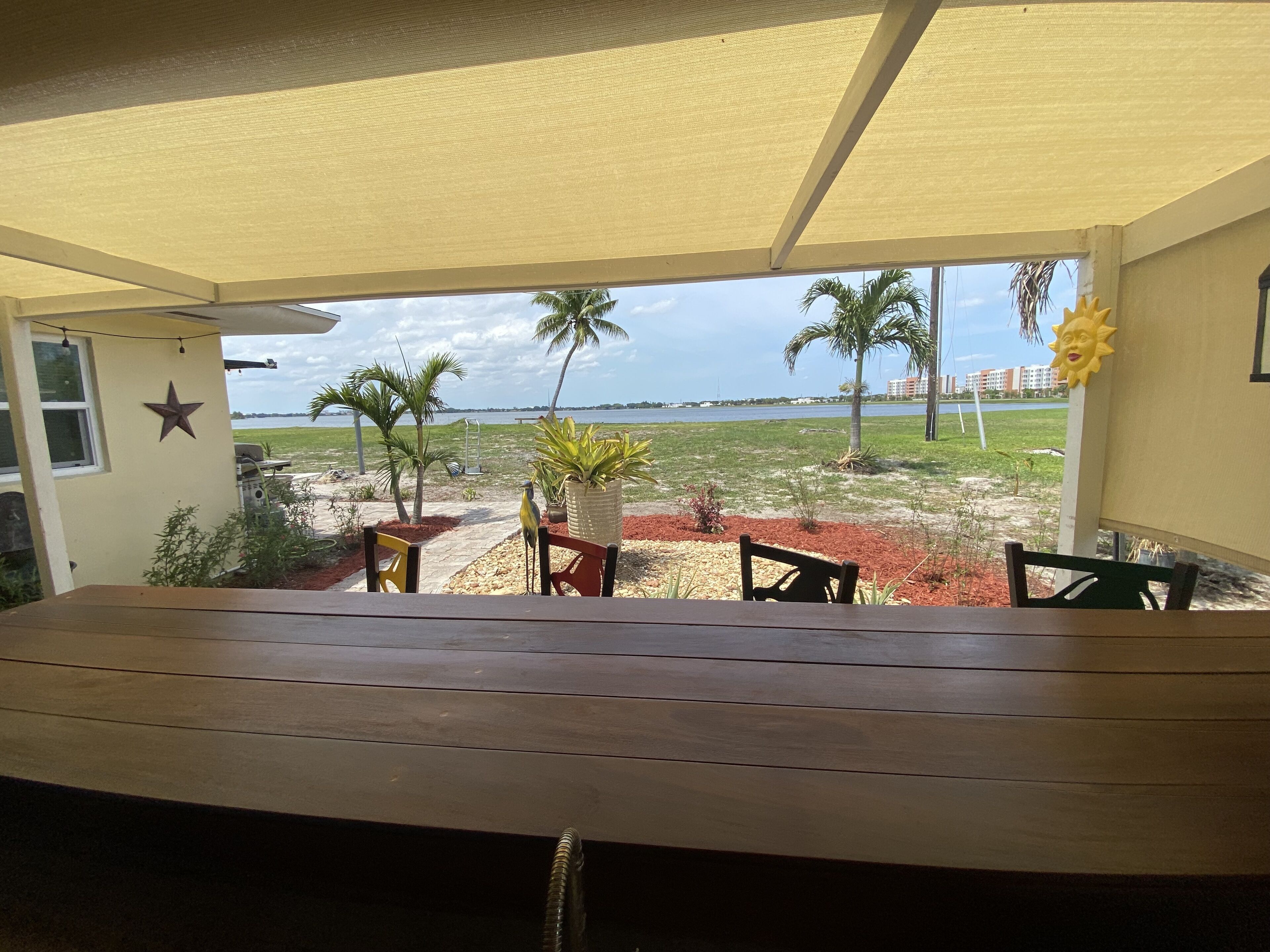 A Tropical Paradise On The Lake, 5 Minutes from Down Town