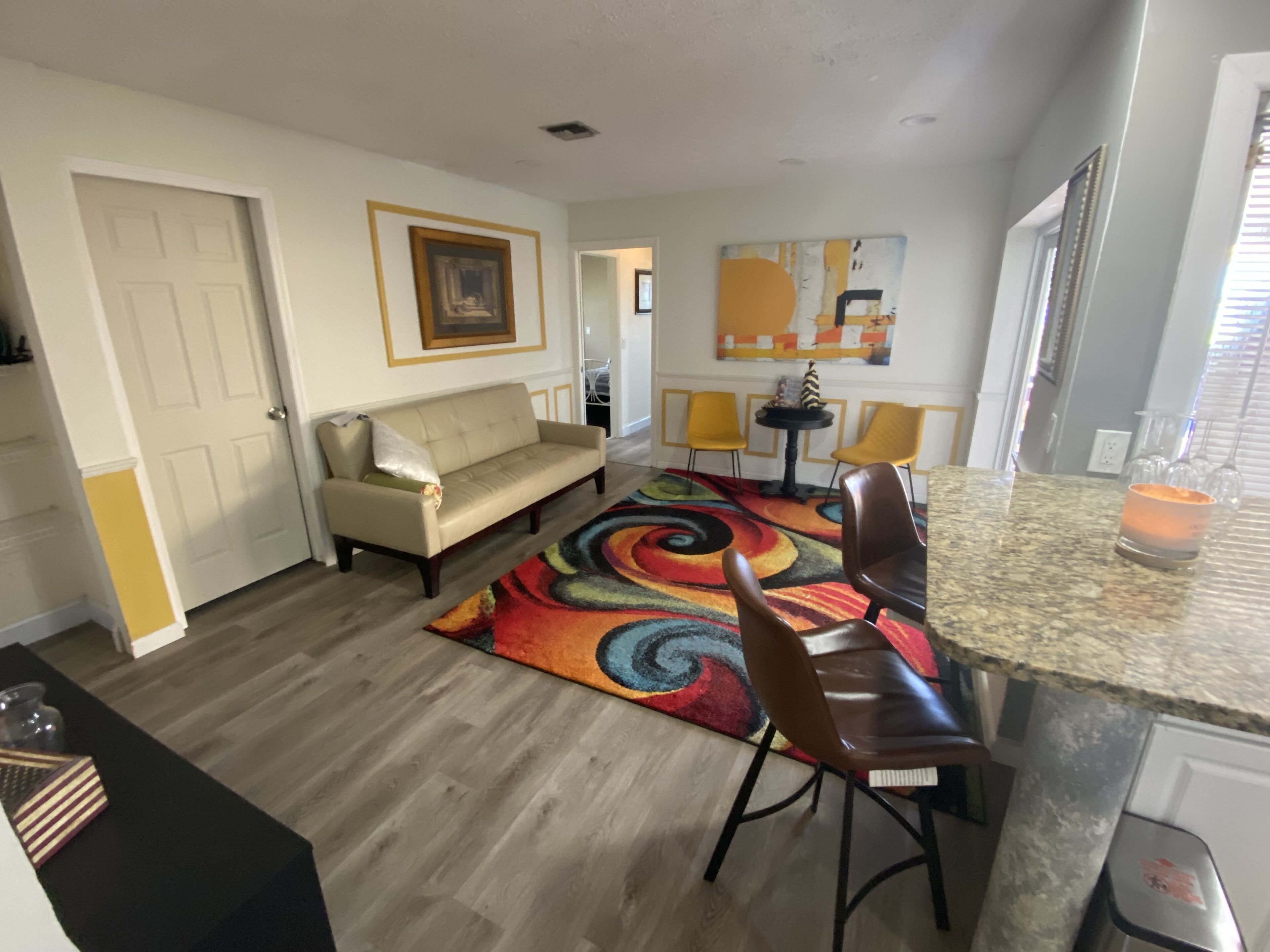 A Tropical Paradise On The Lake, 5 Minutes from Down Town