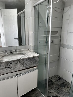 Douche, serviettes fournies, savon, shampoing