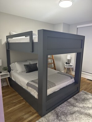 4 bedrooms, iron/ironing board, WiFi, bed sheets