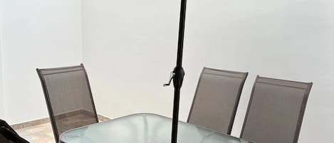 Basic Apartment | Outdoor dining