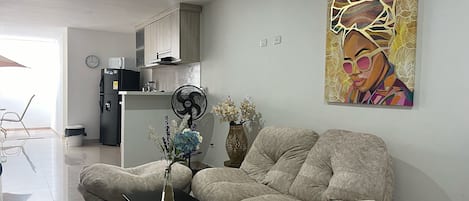 LĂ€genhet Basic | Vardagsrum | 42-tums smart-tv med digitalkanaler