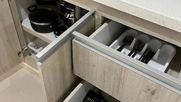 Departamento básico | Cocina privada | Refrigerador con congelador, licuadora, plancha de cocina y congelador