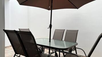 Basic Apartment | Outdoor dining