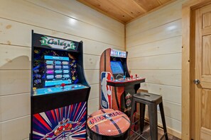 Game room - Countryside Comfort By Ghosal Luxury Lodging (Sevierville)