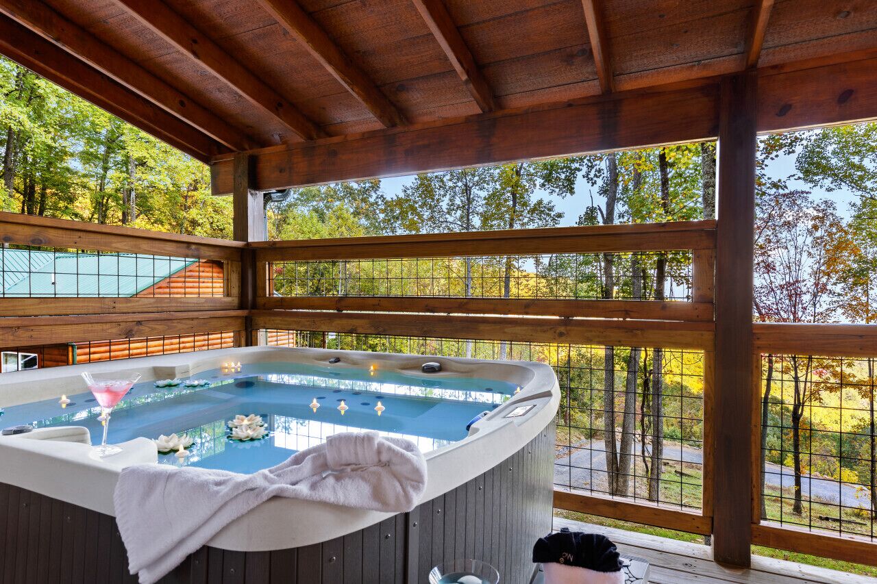 Un jacuzzi con muelle de madera y vista a los árboles.