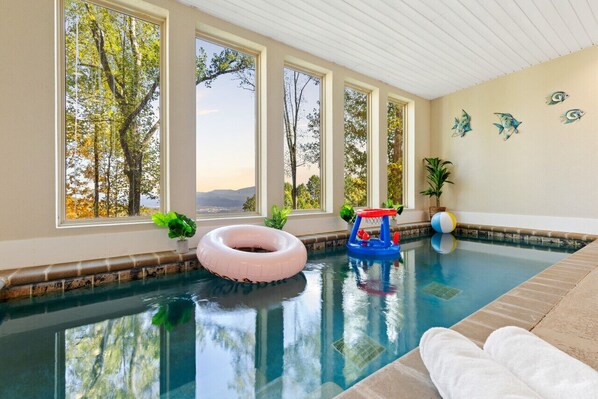 Una piscina techada, una piscina climatizada