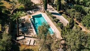 A villa with a swimming pool, surrounded by dense forest and mountains. - SON BORRAS (Alaró)