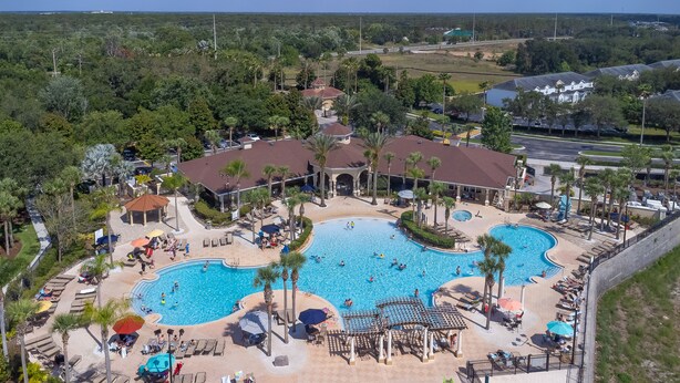 Ein Resort mit einem großen zentralen Pool, mehreren kleineren Pools und verschiedenen Sitzbereichen im Freien.