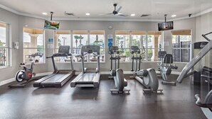 Ein Fitnessraum mit Laufbändern, Ergometer und Crosstrainern.