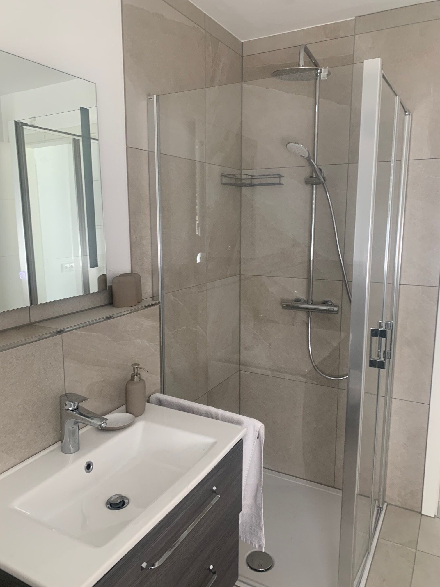 Een douche, een haardroger, handdoeken, zeep
