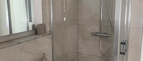 Een douche, een haardroger, handdoeken, zeep