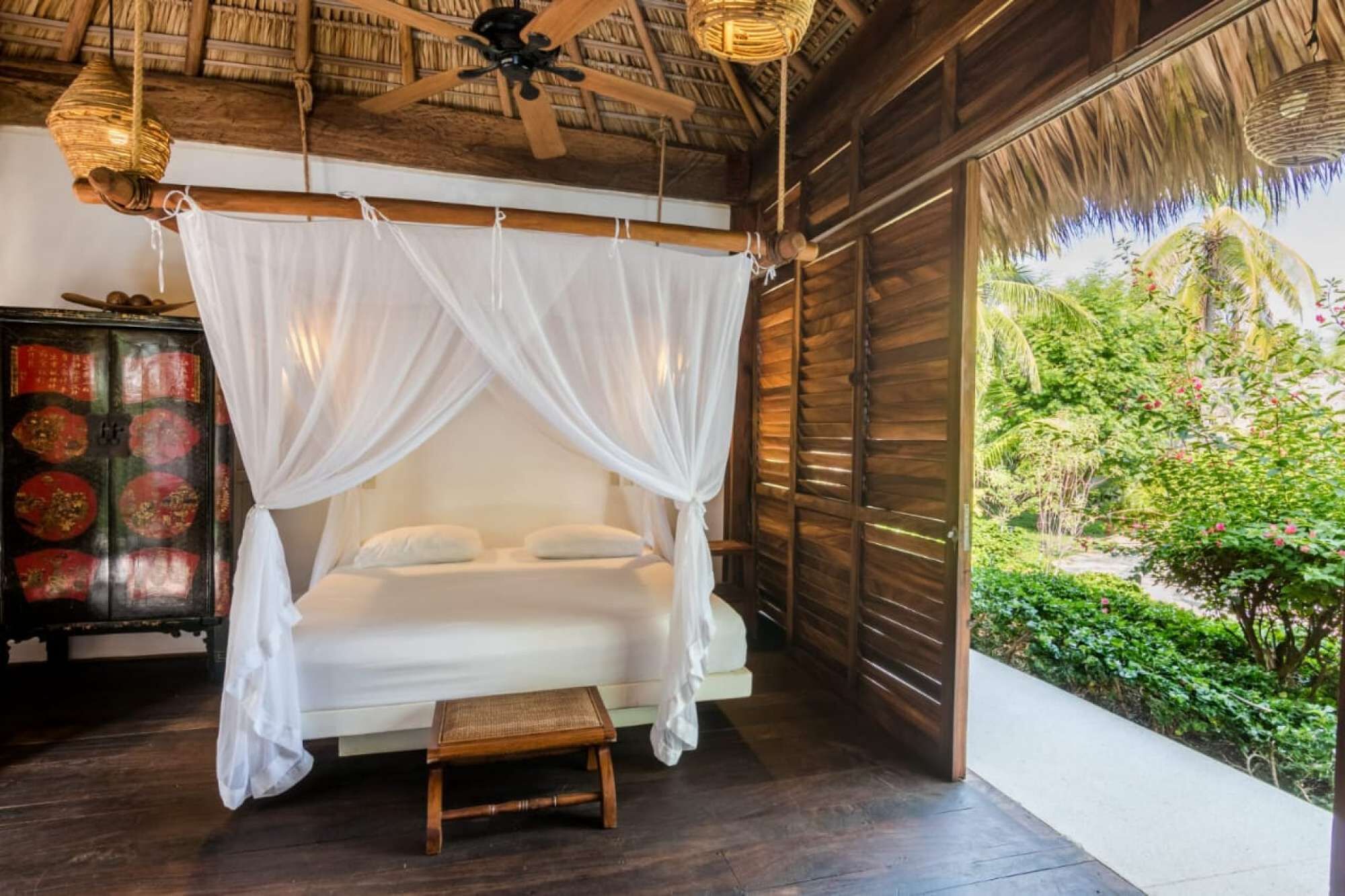 6 bedrooms, desk, WiFi, bed sheets