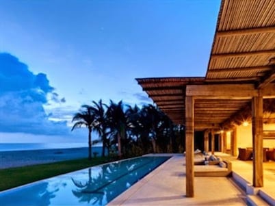 Oceanfront Casa Rhino