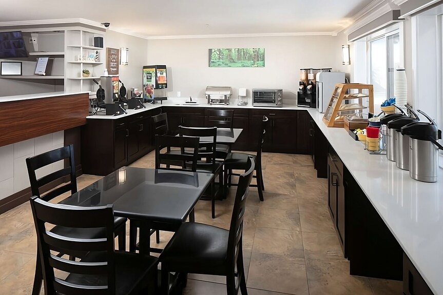 Remote Work Haven! King Unit, Wifi, Spacious Desk, Indoor Swimming Pool - Sequim, WA