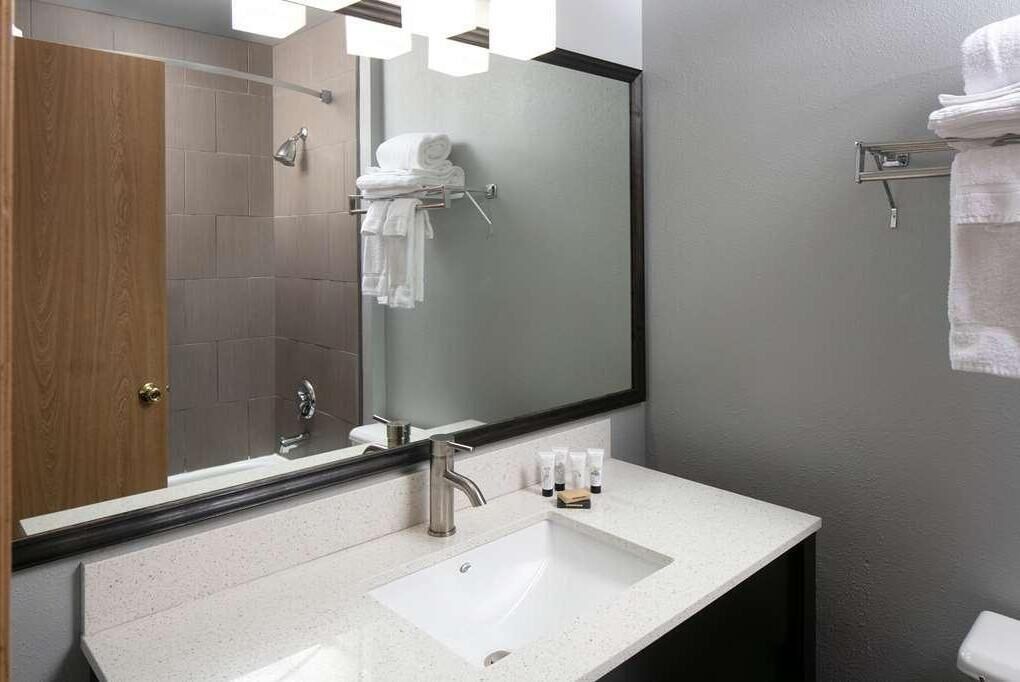 Modern King Unit Ideal for Work Related Travel! Parking, Wi-Fi,Breakfast