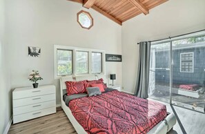 4 bedrooms, iron/ironing board, WiFi, bed sheets