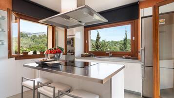 Geladeira, micro-ondas, fogão, cooktop