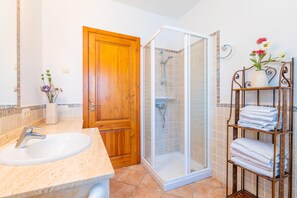 Bañera con ducha, secador de pelo, toallas