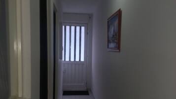 Refrigerador con freezer, microondas, placa de cocina, arrocera