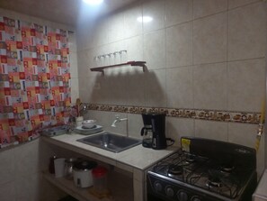 Geladeira grande, micro-ondas, cooktop, panela elétrica de arroz