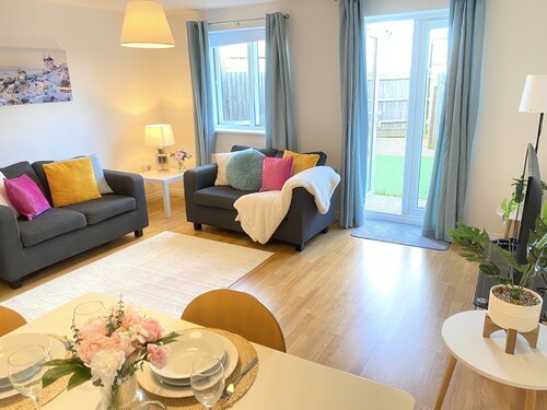 Oakley Vale - Luxury 3 Bed, Garden, Free Parking, Peaceful Elite Suite