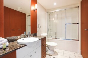 Douche, séchoir à cheveux, serviettes fournies