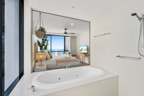 ジェットバス、ヘアドライヤー、タオル