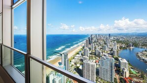A high-rise building with a view of a beach and cityscape. - Sub Penthouse 6203 - 3 bedrooms Level 62 (Gold Coast)