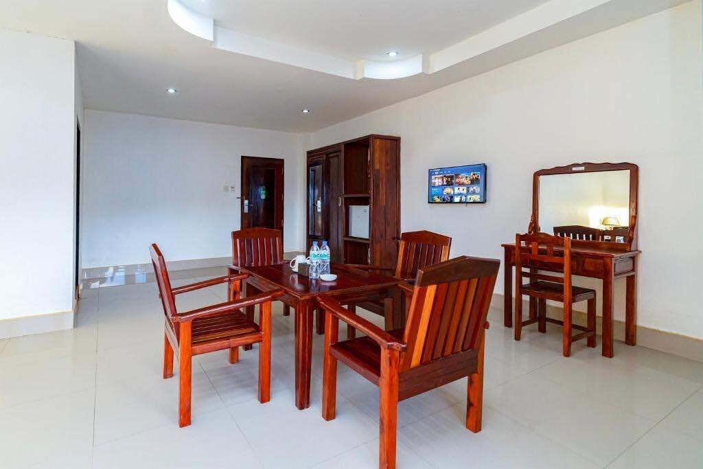 Family Room | Living area | 32-inch flat-screen TV with satellite channels