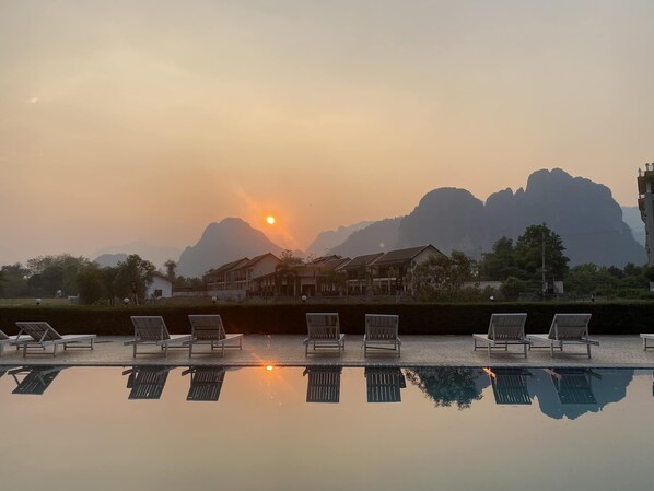 Outdoor pool - Lisha Grand Riverside Hotel (Vang Vieng)