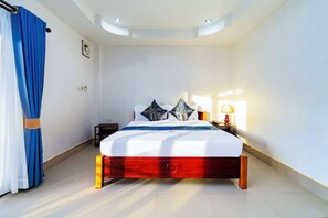 Minibar, desk, laptop workspace, blackout curtains - Lisha Grand Riverside Hotel (Vang Vieng)