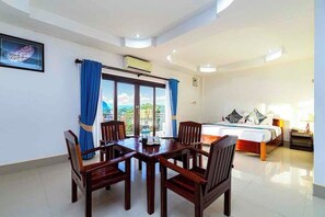 Deluxe Double Room, 1 King Bed, Non Smoking, River View | Living area | 32-inch flat-screen TV with satellite channels - Lisha Grand Riverside Hotel (Vang Vieng)