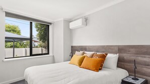 2 slaapkamers, een strijkplank/strijkijzer, reisbedje, gratis wifi