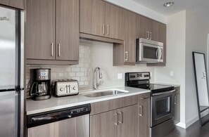 Fridge, microwave, oven, stovetop - Stellar Back Bay Studio w/ Gym & W/D, nr Restaurants, by Blueground (Boston)