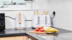 Une cuisine équipée d’un grille-pain, d’un cuiseur à riz et d’un lave-vaisselle Samsung.