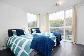 4 bedrooms, iron/ironing board, WiFi, bed sheets - DelleHomes remarkable 4-Bed House in Manchester (Manchester)