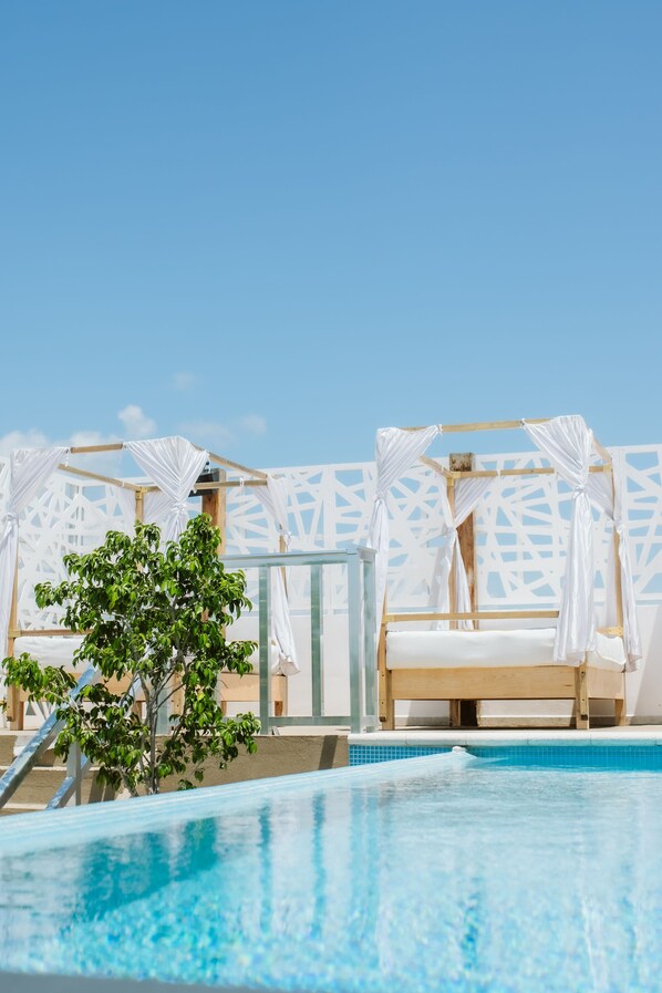 Outdoor pool, open 10:00 AM to 11:00 PM, free pool cabanas - Level luxury condos (Playa del Carmen)