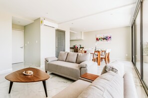 Apartamento de lujo, 2 habitaciones, vistas a la ciudad | Zona de estar | Smart TV de 70 pulgadas con canales digitales, una televisión