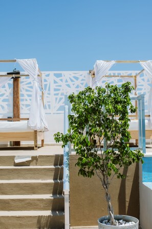 Outdoor pool, open 10:00 AM to 11:00 PM, free pool cabanas - Level luxury condos (Playa del Carmen)