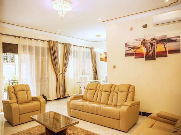 TV, fireplace - 2 Bed - Sleeps 4 - Parking - 20 min to Airport (Entebbe)